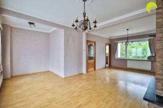 <p><span>Deze charmante bel-étage woning is gelegen op een uitstekende locatie in de gegeerde Oosterveldwijk en beschikt over een bijzonder degelijke structuur. </span></p><p><span>Mits de nodige modernisering vormt deze woning een uitstekende basis voor wie op zoek is naar een huis in deze topwijk.</span></p><p><span> </span></p><p><span>Indeling</span></p><p><span> </span></p><p><span>De inkomhal heeft nog de originele dambord-vloer en houten trap. De traploper kan eenvoudig en zonder schade worden verwijderd.</span></p><p><span>Er is een kast onder de trap en een gastentoilet.</span></p><p><span>Rechts vinden we de garage en achteraan zijn er nog 2 ruimtes waarvan de linkse werd gebruikt als wasberging. De rechtse kan diverse doelen dienen en biedt toegang tot het ommuurde tuintje (+/- 34 m²)</span></p><p><span>Op de eerste verdieping bevinden zich de lichtrijke leefruimte en de keuken. Dankzij de grote raampartijen geniet de leefruimte van aangenaam natuurlijk licht. De keuken sluit rechtstreeks aan op een fijn terras, waardoor binnen- en buitenruimte mooi met elkaar verbonden worden.</span></p><p><span>De tweede verdieping omvat twee ruime slaapkamers en een derde, kleinere kamer die bijvoorbeeld kan worden ingericht als kinderkamer, bureau of dressing. </span></p><p><span>Verder bevindt zich hier de badkamer met douche en tevens een tweede overdekt terras.</span></p><p><span> </span></p><p><span>Grootste troeven</span></p><p><span> </span></p><ul><li><span>Gegeerde ligging in de Oosterveldwijk</span></li><li><span>Zeer degelijke en solide structuur</span></li><li><span>Inpandige garage en oprit met plaats voor twee wagens</span></li><li><span>Aangenaam en volledig ommuurd tuintje + 2 overdekte terrassen</span></li><li><span>Drie slaapkamers, waarvan twee zeer ruime</span></li><li><span>Uitstekende basis om de woning verder naar eigen smaak te moderniseren</span></li></ul><p><span> </span></p><p><span>EPC: 381 kWh/m² jaar - D-label = Géén renovatieplicht van toepassing</span></p><p><span>Waterinfo: G-score A - P-score A</span></p><p><span> </span></p><p><span>Voor een bezoek ter plaatse kan u ons contacteren op het nummer 03 449 42 41 of mail ons via hallo@habicom.be</span></p><p><span>Benieuwd naar de waarde van jouw woning? Check het gratis op www.watismijnhuiswaard.be</span></p>
