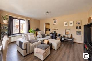 <p><span>Ruim en lichtrijk hoekappartement van 108 m² met 2 terrassen – rustige ligging nabij Steytelinckpark</span></p><p><span> </span></p><p><span> </span></p><p><span>Dit </span><span>ruime en lichtrijke hoekappartement van 108 m² (cfr. EPC)</span><span> is gelegen in een kleinschalig gebouw zonder lift. Dankzij de hoekligging geniet het appartement van een </span><span>aangename natuurlijke lichtinval</span><span> en een bijzonder rustige ligging aan een mooi aangelegd plein, vlak bij het </span><span>Steytelinckpark</span><span>.</span></p><p><span>Daarnaast is er een </span><span>vlotte verbinding naar Antwerpen, Brussel en Mechelen</span><span>, waardoor de woning zowel voor eigen bewoning als voor verhuur interessant is.</span></p><p><span> </span></p><p><span>Indeling en ruimtes</span></p><p><span>Inkomhal, leefruimte en keuken</span></p><p><span>U komt binnen via de inkomhal die toegang biedt tot de leefruimte. De gezellige woonkamer met eetruimte vormt het hart van het appartement en biedt voldoende plaats om aangename momenten door te brengen met familie en vrienden.</span></p><p><span>Dankzij de grote raampartijen geniet de open leefruimte van </span><span>veel natuurlijk licht</span><span> en een aangename, open sfeer.</span></p><p><span>De afzonderlijke, gesloten keuken is praktisch ingericht en voorzien van de nodige toestellen.</span></p><p><span> </span></p><p><span>2 slaapkamers</span></p><p><span>Het appartement beschikt over </span><span>twee slaapkamers</span><span>. De ruime hoofdslaapkamer biedt rechtstreeks toegang tot één van de terrassen.</span></p><p><span> </span></p><p><span>Badkamer en apart toilet</span></p><p><span>De badkamer is uitgerust met een </span><span>ligbad, dubbele lavabo en aansluitingen voor wasmachine en droogkast</span><span>. Het toilet bevindt zich afzonderlijk.</span></p><p><span> </span></p><p><span>2 terrassen</span></p><p><span>Een belangrijke troef van dit appartement zijn de </span><span>twee terrassen</span><span>, waardoor u op verschillende momenten van de dag van de buitenruimte kunt genieten.</span></p><p><span> </span></p><p><span>Kelder en garagebox</span></p><p><span>Op de -1 verdieping bevinden zich de </span><span>kelder en garagebox</span><span>. De garagebox met bijhorende kelder is </span><span>afzonderlijk aan te kopen voor € 25.000</span><span>.</span></p><p><span> </span></p><p><span> </span></p><p><span>Troeven</span></p><ul><li><span>Hoekappartement</span><span> met veel natuurlijke lichtinval</span></li><li><span>108 m² bewoonbare oppervlakte</span><span> (cfr. EPC)</span></li><li><span>2 slaapkamers</span></li><li><span>2 terrassen</span></li><li><span>EPC-label B</span></li><li><span>Kleinschalig gebouw</span></li><li><span>Rustige ligging aan een mooi aangelegd plein</span></li><li><span>Op wandelafstand van het </span><span>Steytelinckpark</span></li><li><span>Garagebox + kelder afzonderlijk aan te kopen voor </span><span>€ 25.000</span></li><li><span>Nabij winkels, scholen en groen</span></li><li><span>Vlotte verbinding naar Antwerpen, Brussel en Mechelen</span></li></ul><p><span>Een bijzonder aangenaam appartement voor wie op zoek is naar </span><span>ruimte, licht, rust en een uitstekende bereikbaarheid</span><span>, met bovendien twee terrassen en de mogelijkheid tot aankoop van een garagebox.</span></p><p><span> </span></p><p><span> </span></p>