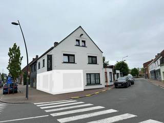 Centraal gelegen, volledig vernieuwde woning in het Centrum van Zarren.<br /><br />De woning bestaat uit:<br />Gelijkvloers: inkomhal - apart toilet - ruime lichtrijke leefruimte met open, ingerichte keuken - garage met automatische sectionaalpoort - kelderberging.<br />Verdieping: nachthal - 3 ruime slaapkamers - badkamer met badkamer, wastafel en toilet - groot zonneterras.<br />Grote zolder<br /><br />Centrale verwarming op aardgas - radiatoren<br /><br />Vrij vanaf 15/5/2026