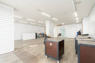 Unieke opportuniteit op de Zeedijk van Oostende! Dit te renoveren handelspand met een bruikbare oppervlakte van 235m³ biedt tal van mogelijkheden voor ondernemers en investeerders. Gelegen op een absolute toplocatie, vlak aan zee en met zicht op de promenade, geniet u hier van een constante passage van zowel toeristen als lokale bewoners. Het pand is geschikt voor alle doeleinden: horeca, detailhandel, kantoor of vrij beroep. Dankzij de royale oppervlakte kan het pand volledig worden ingericht naar eigen wens en aangepast aan de noden van uw activiteit. De hoge zichtbaarheid en centrale ligging maken dit een ideale uitvalsbasis om een zaak met toekomst uit te bouwen. Dit is dé kans om uw ondernemersdroom waar te maken op een van de meest gegeerde locaties aan de Belgische kust. Een renovatie biedt bovendien de mogelijkheid om dit pand volledig te moderniseren en te transformeren tot een hedendaagse handelsruimte met maximale uitstraling. Mis deze unieke investering niet!