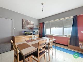 Deze charmante woning is uitstekend gelegen in de Torhout, op wandelafstand van winkels, scholen, openbaar vervoer en het ziekenhuis. Een ideale opportuniteit voor starters, investeerders of wie op zoek is naar een centrale en praktische ligging.<br /><br />Bij het betreden van de woning komt u in de inkomhal die toegang geeft tot de lichtrijke leefruimte, ingedeeld in een gezellige zit- en eetplaats. Aansluitend bevindt zich de keuken met directe toegang tot de tuin. Op het gelijkvloers vindt u verder nog een gastentoilet, een praktische berging en een toegankelijke kelder.<br /><br />De eerste verdieping omvat een nachthal, twee volwaardige slaapkamers en een badkamer. Via een vaste trap bereikt u de zolderverdieping, die ingericht is als derde slaapkamer.<br /><br />De volledig omheinde tuin biedt een aangename buitenruimte waar het heerlijk vertoeven is.<br /><br />Troeven:<br />✔ EPC label D – geen renovatieverplichting<br />✔ Centrale en vlot bereikbare ligging<br />✔ 3 slaapkamers<br />✔ Onmiddellijk beschikbaar bij akte (uitdovende huurovereenkomst)<br /><br />Interesse in deze woning? Neem contact met ons op en plan uw bezoek.