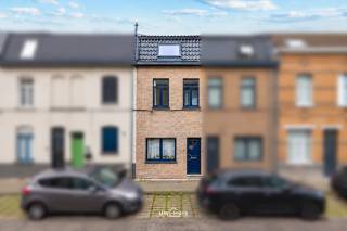 Deze gezellige en instapklare woning combineert gezelligheid, ruimte en een uitstekende ligging. De woning beschikt over een bewoonbare oppervlakte van 110 m² en is bovendien asbestveilig en voorzien van een EPC-label C.<br />Binnenin beschikt de woning over een ruime en mooie keuken, een aangename leefruimte en 3 slaapkamers. De derde slaapkamer bevindt zich op de volledig afgewerkte zolderverdieping, die met hoogwaardige materialen werd ingericht en een bijzonder aangename extra leefruimte biedt.<br />Achteraan geniet u van een gezellig koertje, ideaal om in alle rust buiten te zitten. Dankzij de goede ligging zijn belangrijke invalswegen en de autosnelweg vlot bereikbaar, terwijl u toch geniet van een aangename woonomgeving.<br />Een ideale woning voor wie op zoek is naar een instapklaar huis met 3 slaapkamers, een kwalitatieve afwerking en een uitstekende bereikbaarheid.