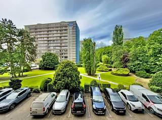 <strong>ANDERLECHT </strong>– Etang Marius Renard, within easy reach of shops and public transport, a lovely flat of approx. 73m² situated on the 2nd floor of a block with a lift. It comprises: entrance hall, bright living room of approx. 24m², fitted kitchen (oven, hob, extractor hood, microwave, fridge and dishwasher), hallway leading to the bedrooms with space for a washing machine, WC, 2 bedrooms (approx. 13m² and approx. 9m²) with access to the terrace of approx. 15m² (south-west facing) and a bathroom. Estimated service charges: €250/month (communal areas, cold water, hot water, heating). Energy performance rating: D+, 32 kg/m²/year. Available on 01/08/2026. All surface areas are given for information purposes only.<br />
<p><u>On the 2nd floor (accessible by lift): </u></p>
<ul>
<li>Entrance hall</li>
<li>Bright living room of approx. 24m²</li>
<li>Fitted kitchen (oven, hob, extractor hood, microwave, dishwasher and fridge)</li>
<li>Bedroom landing with space for a washing machine</li>
<li>Separate toilet</li>
<li>Bedroom 1: approx. 13m²</li>
<li>Bedroom 2: approx. 9m²</li>
<li>Terrace of approx. 15m² facing south-west, accessible via the bedrooms</li>
<li>Bathroom</li>
</ul>
<p>Estimated service charges: €250/month – Common charges, cold water, hot water and heating</p>
<p>Energy performance rating: D+, 32kg/(m²/year)</p>
<p>Available on 01/08/2026</p>