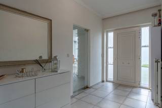 <p><strong>Vrijstaande woning op ruim perceel van 1.410 m² in Turnhout<br /></strong>EPC: 378 kWh/m² | 8 slaapkamers | 261 m² bewoonbaar | Perceel: 1.410 m²</p>
<p>Deze ruime vrijstaande woning is gelegen in Turnhout en biedt dankzij haar royale perceel, grote woonoppervlakte en maar liefst acht slaapkamers tal van mogelijkheden voor gezinnen die op zoek zijn naar ruimte.</p>
<p>Op het gelijkvloers beschikt de woning over een ruime inkomhal en een bijzonder lichtrijke woonkamer met aansluitende grote veranda. De keuken is uitgerust met een inductiekookplaat, koelkast, combi-oven, dubbele spoelbak en vaatwasser.</p>
<p>Verder bevinden zich op deze gelijkvloerse verdieping vijf slaapkamers, een afzonderlijk toilet, een praktische wasruimte en een badkamer, uitgerust met ligbad, douche, dubbele wastafel in meubel en toilet.</p>
<p>De eerste verdieping omvat nog eens drie volwaardige slaapkamers en een afzonderlijk toilet.</p>
<p>Buiten bevindt er zich een aparte garage van maar liefst 64m2 op het perceel.</p>
<p><strong>Algemeen:</strong><br />- Vrijstaande woning<br />- Ruim perceel van 1.410 m²<br />- 261 m² bewoonbare oppervlakte<br />- 8 slaapkamers<br />- Grote, lichtrijke woonkamer<br />- Elektriciteit conform!<br />- EPC: 378 kWh/m² – label D (Geen renovatieverplichting)</p>