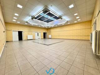 In de D'Hondtstraat, op een uiterst centrale locatie in het hart van Ieper, vinden we deze bijzonder ruime woning terug. Dankzij haar strategische ligging bereik je werkelijk alles binnen vijf minuten te voet: van winkels en scholen tot openbaar vervoer en andere voorzieningen. Deze eigendom biedt niet alleen veel ruimte, maar ook een waaier aan mogelijkheden, zowel voor particuliere bewoning als voor gemengd gebruik of een combinatie van wonen en werken. <br /><br />Bij het binnenkomen via de inkomhal valt de grootte van de woning meteen op. Aan de rechterzijde bevinden zich de toiletten, terwijl je aan de ander kant een eerste kamer aantreft. Deze ruimte kan moeiteloos geïntegreerd worden in de leefruimte, of dienst doen als bureauruimte, parktijk of ontspanningsruimte. Verder vinden we op het gelijkvloers een voormalige polyvalente ruimte, die zich uitstekend leent tot uiteenlopende invullingen, afhankelijk van je noden en wensen. Vanuit de leefruimte heb je bovendien toegang tot een droge kelder, ideaal als extra opslagruimte of wijnkelder. <br /><br />Op de eerste verdieping bevinden zich twee zeer ruime kamers die vandaag als slaapkamers zijn ingericht, maar net zo goed andere functies kan vervullen. OP de tweede verdieping werd in het verleden een apart appartement ingericht, met twee bijkomende kamers, waarvan één voorzien werd van een kitchenette. aansluitend bevindt zich de badkamer, uitgerust met ligbad en een lavabo. Tot slot biedt de zolderverdieping, bereikbaar via een valtrap, nog extra ruimte voor opslag of een creatieve invulling. <br /><br />De woning is technisch goed uitgerust, met centrale verwarming op aardgas, aluminium ramen met hoogrendementsbeglazing en een asbestveilig attest. Bovendien is er potentieel om een dakterras te creëren, wat de beleving van de woning nog aangenamer maakt. Wie nood heeft aan parkeergelegenheid kan bovendien een overdekte autostaanplaats optioneel aankopen met afgesloten poort achteraan de woning. Een directe toegang tot de woning kan hier vlot voorzien worden. <br /><br />Kortom, dit pand is een echte opportuniteit voor wie op zoek is naar een woning met veel ruimte, karakter én mogelijkheden op een topligging in Ieper. Laat je verrassen door het potentieel tijdens een bezoek en ontdek zelf hoe deze woning zich aanpast aan jouw toekomstplannen.  