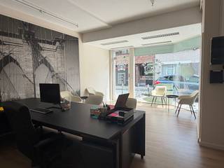 <p><span>HANDEL, WINKEL- OF KANTOORRUIMTE 100M² IN CENTRUM</span></p><p><span>Ligging in centrum nabij station met vlotte bereikbaarheid via N16, A12, N17 en E17</span></p><p><span> </span></p><p><span>Winkel- of kantoorruimte geschikt voor diverse doeleinden / ruime bureau of stockageruimte / sanitair.</span></p><p><span>Autostaanplaats.<br /><br /></span></p><p><span>Onroerende voorheffing ten laste van huurder.</span></p><p><span> </span></p><p><span> </span></p>