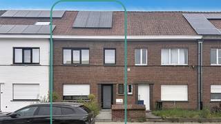 Gezellige huurwoning in Deerlijk: hier kom je helemaal tot rust.<br /><br />Deze huurwoning in Deerlijk is echt een topper! Je stapt binnen in de inkomhal en meteen voel je het al: hier wil je wonen. Links vind je een gezellige, ruime en lichtrijke living met zicht op een heerlijk terras en een tuin met een fantastische view. Op je gemak genieten van een rustig moment? Hier kan het. En dat is niet alles: naast dat magnifieke zicht vanuit de tuin is er ook een extra troef, met name een uitgang achteraan en een handige tuinberging om al je tuinmateriaal netjes op te bergen.<br />Aansluitend op de living ligt de keuken, met eveneens zicht op het terras en extra bergruimte binnen handbereik. Een groot schuifraam met vliegenraam geeft rechtstreeks toegang tot het gezellige, ommuurde terras en zorgt hier voor extra lichtinval. Ook een droge kelder ontbreekt niet, ideaal om nog wat extra spullen kwijt te kunnen.<br />Op de eerste verdieping vind je twee slaapkamers, een ruime en een kleinere, plus een lichtrijke badkamer met zowel bad als douche. Op deze verdieping zijn er op maat gemaakte rolgordijnen. En dan is er de tweede verdieping, waar een heel ruime masterbedroom je opwacht. Hier woon je met stijl én met ruimte voor iedereen.<br />Deze woning is goed gelegen., dichtbij belangrijke invalswegen, winkels en scholen.<br />Benieuwd naar deze topper in Deerlijk? Maak snel een afspraak via 0479 368 349. Patricia van Maison R laat u met veel plezier genieten van dit charmante huis!