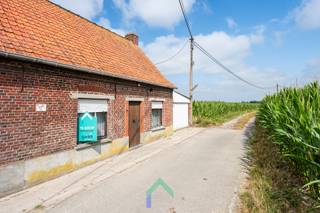 Ligging
<br />Deze halfopen bebouwing is gelegen in de Hooitstraat 6 te Tielt, op een bijzonder rustige en landelijke locatie. De woning bevindt zich in een doodlopende straat, waardoor u hier kan genieten van een aangename woonomgeving met weinig verkeer en veel privacy. De omgeving wordt gekenmerkt door een landelijk en groen karakter, ideaal voor wie houdt van rust en natuur.<br /><br />Algemeen
<br />Deze eigendom is gelegen op een perceel van 420 m² en biedt tal van mogelijkheden voor wie op zoek is naar een renovatie- of nieuwbouwproject. Dankzij de gunstige ligging biedt deze eigendom een uitstekende basis voor een nieuwbouwproject op maat. Een interessante kans voor wie op zoek is naar bouwgrond met de fiscale voordelen van een woning. Een aankoop kan mogelijk gebeuren aan 2% registratierechten in plaats van 12% zoals bij de klassieke bouwgrond, terwijl een sloop- en heropbouwproject onder de voorwaarden kan genieten van het verlaagde btw-tarief van 6%. <br /><br />Troeven<br />* Rustige ligging in een doodlopende straat<br />* Landelijke en groene omgeving<br />* Interessante opportuniteit voor renovatie of nieuwbouw<br /><br />Bent u op zoek naar een eigendom waar u in alle rust uw droomwoning kan realiseren? Dan is deze halfopen bebouwing in Tielt zeker een bezoek waard. Contacteer Loucka voor meer informatie of een bezoek ter plaatse.<br /><br />T: 0469 44 27 57<br />M: loucka@gentill.be