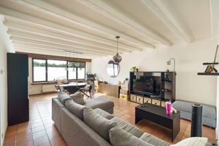 <p><strong>Instapklaar gelijkvloers appartement met tuin en garagebox nabij het centrum van Lier.</strong></p><p></p><p>Bent u op zoek naar comfortabel wonen op een rustige, maar centrale locatie? Dan is dit instapklare gelijkvloerse appartement met <strong>3 slaapkamers</strong>, <strong>privatieve tuin</strong> en <strong>garagebox</strong> zeker een bezoek waard.</p><p></p><p>Gelegen net buiten het centrum van Lier geniet u van een uitstekende bereikbaarheid. Supermarkten, openbaar vervoer, scholen en andere dagelijkse voorzieningen bevinden zich op wandelafstand, terwijl u ook snel het bruisende stadscentrum bereikt.</p><p>Het appartement beschikt over een lichtrijke leefruimte, een praktische keuken, twee volwaardige slaapkamers en een verzorgde badkamer. De privatieve tuin biedt de ideale plek om in alle rust te ontspannen of gezellig buiten te genieten. Bovendien beschikt u over een afgesloten garagebox, wat extra comfort en opbergruimte biedt. Geen gemeenschappelijke kosten.</p><p></p><p>✅ Gelijkvloers appartement</p><p>✅ 3 ruime slaapkamers</p><p>✅ Privatieve tuin</p><p>✅ Afgesloten garagebox</p><p>✅ Rustige ligging net buiten het centrum van Lier</p><p>✅ Supermarkten en openbaar vervoer op wandelafstand</p><p>✅ Ideaal voor starters, gezinnen, senioren of als investering</p><p></p><p>Interesse? Neem vandaag nog contact op voor meer informatie of een bezichtiging en ontdek zelf de troeven van dit aangename appartement.</p>