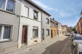 Deze karaktervolle stadswoning (bouwjaar ca. 1910-1920) combineert de gezelligheid van weleer met modern comfort. Gelegen op een perceel van ca. 120 m², biedt deze woning alles wat u nodig heeft voor een warme thuis.<br /><br />Indeling van de woning<br />Gelijkvloers: Comfortabel wonen<br />Bij het binnenkomen ervaart u direct de uitnodigende sfeer van de leefruimte. De aangrenzende geïnstalleerde keuken vloeit moeiteloos over in een praktische bijkeuken/wasplaats. Ook de badkamer bevindt zich op het gelijkvloers, wat zorgt voor een efficiënt ruimtegebruik.<br /><br />Eerste verdieping: Ruimte voor rust<br />De vaste trap brengt u naar de eerste verdieping, waar u twee zeer ruime slaapkamers vindt, badend in het licht.<br /><br />Tweede verdieping: Een blanco canvas<br />Een grote troef is de zolderverdieping, bereikbaar via een vaste trap. De zoldervloer is reeds geïsoleerd en de aansluitingen voor centrale verwarming en elektriciteit zijn al doorgetrokken. Mits wat verdere afwerking van het dak, creëert u hier met gemak twee extra slaapkamers of een riante hobbyruimte.<br /><br />Technische specificaties: <br />- Bouwjaar: +/- 1910 - 1920<br />- Oppervlakte: +/- 1a 20ca<br />- Verwarming: Centrale verwarming op gas (installatie vernieuwd in 2012).<br />- Isolatie: Geïsoleerde zoldervloer; verwarmingsbuizen en elektriciteit reeds aanwezig op zolderniveau.<br />- Kadastraal Inkomen: Laag KI (€ 173,53 / 7000,- BEF), wat gunstige voorwaarden kan bieden.<br />- Water: Directe aansluiting op de riolering (geen regenwaterput).<br /><br />Bestuursmaatregelen in het maatregelenregister: nee