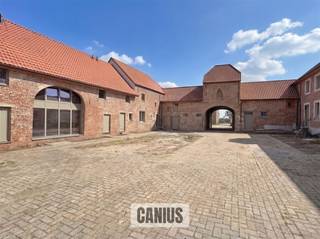 VIVRE DANS LA PERLE D'HASPENGOUWVivre dans un cadre unique où le passé et le présent se rencontrent !Overhof est un projet résidentiel exceptionnel situé dans la zone rurale de Hoepertingen, un quartier de la ville de Tongres-Bourgogne. Ce projet à petite échelle se compose de bâtiments ouverts et élégants, abrités derrière une ferme carrée classée. Le tout en pleine nature. Le boulanger, le boucher, le médecin, le pharmacien et les magasins sont à proximité. Pour le bien le plus précieux, vous n'avez pas besoin de quitter votre maison, le calme et la tranquillité !Début de la phase IILa première phase, composée de treize bâtiments ouverts et élégants, a été achevée avec succès et est entièrement vendue. Actuellement, la vente de la phase II, à savoir la ferme elle-même, a commencé. Il s'agit de la rénovation de l'ancienne ferme classée, fondée en 1850. Cela se traduit par une image unique, où la riche histoire et les détails authentiques seront palpables. Le tout combiné à des techniques contemporaines.La propriété 6 a une surface habitable de 130m² et offre un hall d'entrée, des toilettes séparées, une cuisine, un débarras et une salle de bain. Au premier étage, nous découvrons un espace de vie spacieux. Le deuxième étage offre un hall de nuit, un WC et deux chambres.En outre, cette propriété dispose d'un jardin privé avec terrasse et d'une place de parking fixe.EN BREF :Prix demandé : €330.000,00Vente soumise aux droits d'enregistrement (2% ou 12%)Emplacement de parking inclus dans le prix. Connaître Hoeve OverhofVivre dans une ferme carrée au milieu de la verdure et entourée de vergers ?Contactez le personnel de Canius au 011 74 12 36 ou envoyez un courriel à info@canius.be pour découvrir ensemble la propriété qui deviendra votre future maison. *Ces informations sont données à titre indicatif. Les surfaces mentionnées sont données à titre indicatif. Canius Real Estate ne peut être tenu responsable de l'exactitude des données qui lui sont fournies.