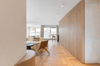 <strong>Knokke: Prachtig luxueus appartement te koop met 3 slaapkamers die compleet is gerenoveerd met open zicht op het Casino van Knokke en op 2 min wandelen van het strand. </strong><br /><br />Ontdek dit appartement tussen het Casino en hotel La reserve met een mooie duurzame afwerking en een ideale locatie biedt dit appartement alles wat u nodig heeft voor een comfortabel verblijf aan de kust.<br /><br /><strong>Indeling:</strong><br />Inkomhal<strong>, </strong>lichtrijke ruime woonkamer met inbouwkasten, volledig ingerichte open keuken met (Miele toestellen) + wijnfrigo, 3 ruime slaapkamers met ensuite badkamers met inloopdouche, bad, lavabo in meubel, apart toilet, zeer ruime berging voor wasmachine en stockage, terras met open zicht op het Canadasquare en het Casino. <br /><br /><strong>Troeven:</strong>
<ul><li>topligging aan het Casino van Knokke, het strand , Rubensplein.</li><li>Mogelijkheid tot het aankopen van een dubbele garagebox in het gebouw.</li><li>Compleet gerenoveerd met hoogwaardige materialen. </li><li>3 ruime slaapkamers. </li><li>Terras met open zicht.</li></ul>
<p>Een bezoek ter plaatse wordt sterk aangeraden en is steeds mogelijk op afspraak.<br />Contacteer Ayita vandaag nog om uw afspraak vast te leggen via 0496 13 43 12.</p>