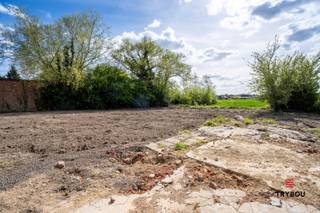 Bent u op zoek naar een woning die u volledig naar eigen smaak en wensen kan renoveren? Dan is deze alleenstaande woning op een perceel van maar liefst 896 m², gelegen op een boogscheut van het centrum van Houthulst, een unieke kans.<br /><br />Deze eigendom is de perfecte opportuniteit voor renovatiezoekers, investeerders of handige kopers die hun eigen woonproject willen realiseren op een sterke locatie.<br />Troeven:<br /><br />*Rustige ligging nabij het centrum<br />*Mogelijkheid tot 3 slaapkamers<br />*West-georiënteerde, ruime tuin<br />*Veel renovatiepotentieel<br /><br />Buiten geniet u van een ruime, west-georiënteerde tuin waar u in alle rust kan ontspannen en genieten van de avondzon. Deze buitenruimte biedt tal van mogelijkheden voor tuinliefhebbers of wie droomt van een groene oase rond de woning.<br /><br />Dankzij de centrale maar rustige ligging, vlakbij het centrum van Houthulst en alle nodige voorzieningen, combineert deze woning een uitstekende bereikbaarheid met een aangename woonomgeving.<br /><br />📞 Interesse? Contacteer Thijs:<br />📲 051 57 54 61<br />📧 thijs@grouptrybou.be | friedel@grouptrybou.be