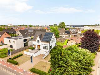 <p>Dit kantoorgebouw + appartement/extra kantoor met parking en tuin is ideaal commercieel gelegen genietend van visibiliteit. <br />Tevens ideale opbrengsteigendom bestaande uit 2 huisnummers.</p><p>* Gelijkvloers: Handige kelder/garage, + veel bergruimte<br />* Verdiep 1: leuk ingerichte kantoorruimtes met keuken en sanitaire voorzieningen, <br />* Verdiep 2: extra ingerichte kantoorruimte/appartement met keuken, badkamer en eventuele slaapkamer</p><p>Voorzien van zonnepanelen, aparte tellers, cv aardgas, conforme elektriciteit.</p><p>Bezoek na afspraak met Immo Beguin; charlotte@immobeguin.be</p>