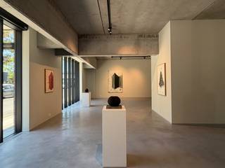 Op zoek naar een bijzondere plek waar <strong>kunst en ondernemen samenkomen</strong>? In Kortrijk bieden we een mooie en karaktervolle ruimte te huur aan voor iemand met een hart voor <strong>kunst, creativiteit en ondernemen</strong>. De ruimte is ideaal voor wie er een galerie wil starten, maar ook voor wie op zoek is naar een <strong>kantoor- of werkruimte waar kunst een belangrijke plaats krijgt</strong>. Een plek om kunst te tonen, klanten te ontvangen, mensen samen te brengen en nieuwe ideeën uit te werken. Ook <strong>andere ondernemersideeën zijn welkom</strong>. Heb je een origineel concept en denk je dat deze locatie erbij past? Vertel het ons!<br /><br />We zoeken iemand met <strong>goesting en een eigen idee</strong>, die van deze mooie locatie in Kortrijk iets bijzonders wil maken. Spreekt jouw concept de eigenaar aan? Dan zijn <strong>interessante startvoorwaarden bespreekbaar</strong>. <strong>Goesting? Bel ons!</strong><br /><br />Interesse? Contacteer<br />Matthis +32 477 804 350 - <u><strong>matthis@dekeyser.immo</strong></u><br />Leopold +32 499 618 354 - <u><strong>leopold@dekeyser.immo</strong></u>