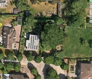 Bouwgrond te koop – Olmenlaan 16, Destelbergen<br /><br />Unieke bouwgrond van 603 m² op een absolute toplocatie in Destelbergen, vlakbij het gegeerde Bergenkruis en op slechts enkele minuten van Gent. Deze rustig gelegen bouwgrond combineert een groene, residentiële omgeving met een uitstekende bereikbaarheid en alle voorzieningen in de onmiddellijke nabijheid. <br /><br />Met een perceelbreedte van ca. 20 meter en een diepte van ca. 30 meter biedt dit perceel tal van mogelijkheden voor het realiseren van een stijlvolle open bebouwing. Het betreft één van de laatste onbebouwde percelen in deze geliefde buurt, wat deze eigendom extra uitzonderlijk maakt. <br /><br />De grond deed meer dan 50 jaar dienst als biologische groentetuin, wat bijdraagt aan het authentieke en groene karakter van het perceel. De omgeving staat bekend om haar rust, beperkte verkeersdrukte en aangename woonkwaliteit.<br /><br />Troeven:<br /><br />* Topligging nabij Bergenkruis<br />* Rustige residentiële straat met weinig verkeer<br />* Perceel van 603 m²<br />* Ca. 20 m straatbreedte<br />* Ideaal voor open bebouwing<br />* Groene en exclusieve omgeving<br />* Vlotte verbinding naar Gent, winkels, scholen en invalswegen<br /><br />Een unieke kans voor wie exclusief en rustig wil wonen op een toplocatie in Destelbergen.<br /><br />Interesse? Contacteer ons voor meer informatie of een bezoek ter plaatse.