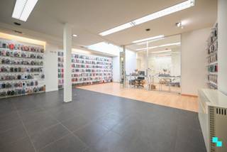 In het centrum van Izegem, ter hoogte van de Marktstraat, vinden we dit gemengd gebouw bestaande uit een handelsruimte met bovenliggend duplex appartement. De handelsruimte beschikt over een brede vitrine en voldoende zichtbaarheid. Het bovenliggend appartement heeft een aparte toegangsdeur. Beiden zijn op heden apart verhuurd voor een gezamenlijke huurprijs van €1.590 / maand. Perfect voor wie op zoek is naar een interessante investeringseigendom. De kelder is te bereiken vanuit het handelsgedeelte. Het gelijkvloers bestaat uit de handelsruimte, kleine kitchenette en apart toilet. De eerste verdieping bestaat uit de inkomhal, leefruimte, geïnstalleerde keuken, polyvalente ruimte met doorgang naar de geïnstalleerde badkamer (ligbad, douche, dubbele wastafel en handdoekradiator). Op de tweede verdieping betreft het de nachthal en drie slaapkamers. De zolderruime werd geïsoleerd. Er is een klein terras beschikbaar bij het duplexappartement dat toegankelijk is via de keuken. Verwarming op gas in handelsgedeelte | Verwarming op elektriciteit in duplex appartement | Zolderverdieping geïsoleerd met 16cm minerale wol | HR en dubbele beglazing | Uiterst interessante investeringseigendom. Laurence (BIV 541 501) organiseert voor dit gemend gebouw de bezoeken, mits het maken van een afspraak.