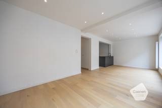 <ul>
	<li>Dit appartement is gelegen in de rustige Aartshertogstraat te Mariakerke, op slechts enkele stappen verwijderd van het <strong>strand</strong>.</li>
	<li>Het volledige gebouw heeft een totaalrenovatie genoten: <strong>nieuw dak, buitenschrijnwerk</strong>, opgefriste gevel, ...</li>
	<li>In het appartement is onder andere voorzien: <strong>kwalitatief afgewerkte keuken,</strong> prachtige badkamer, parketvloer, ventilatie systeem, nieuwe ketel, ...</li>
	<li>De keuken is voorzien van: frigo, diepvries, inductie kookplaat, vaatwas, dampkap en combi-oven.</li>
	<li>De indeling van het appartement is als volgt: inkom, leefruimte met open keuken, <strong>twee ruime slaapkamers</strong>, badkamer met inloopdouche, vestiaire, kelderberging.</li>
	<li>Bijkomende kenmerken: <strong>zeer gunstige EPC score,</strong> asbest vrij en conforme elektrische keuring.</li>
	<li>Het ideale appartement als tweede verblijf of woonappartement.</li>
</ul>