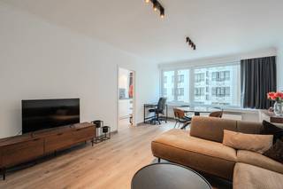 Ontdek dit gerenoveerde appartement met twee slaapkamers te koop, uitstekend gelegen op de 2de verdieping van Residentie Mondial langs de Van Iseghemlaan te Oostende. Dit appartement bevindt zich op een absolute toplocatie pal in het stadscentrum op wandelafstand van de zeedijk, het strand, diverse winkels en het openbaar vervoer. Dankzij de grote raampartijen geniet u hier van natuurlijk lichtinval.<br /><br />Indeling:<br />- inkomhal<br />- lichtrijke leefruimte met grote raampartijen<br />- keuken uitgerust met koelkast met vriesvakje, combi-oven, keramisch kookvuur, vaatwasmachine en spoeltafel<br />- volwaardige slaapkamer 1 (10m²)<br />- volwaardige slaapkamer 2 (10m²)<br />- badkamer voorzien van inloopdouche, badkamermeubel met lavabo, spiegelkast en handdoekverwarming<br />- afzonderlijk toilet<br />- privatieve kelderberging (nr. 25)<br /><br />Troeven:<br />- uitstekende toplocatie in het stadscentrum en vlak bij zee<br />- twee volwaardige slaapkamers<br />- gunstig EPC (label-A)<br />- conforme elektrische keuring<br />- privatieve kelderberging<br /><br />Wenst u meer informatie of een bezoek ter plaatse aan dit appartement te koop te Oostende? Contacteer ons snel voor een afspraak!<br /><br />Bestuursmaatregelen in het maatregelenregister: nee