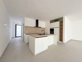 Ben je op zoek naar een nieuwbouwwoning in de dorpskern van Sinaai? Dan is dit wat u zoekt!Wees snel en koop nu nog aan *6% BTW!Het gebouw is...