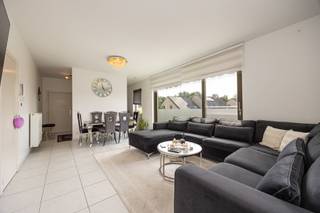 Op de eerste verdieping van residentie Gauwberg 3 te Boom bevindt zich dit verzorgd appartement met 2 slaapkamers, terras en balkon. Het gebouw dateert van 2009 en is voorzien van een lift.<br /><br />Het appartement omvat een inkomhal, woonkamer met toegang tot het westgerichte terras, keuken, nachthal, 2 slaapkamers, badkamer met bad en douche, en een praktische berging. Dankzij het gunstige EPC-label B geniet het appartement bovendien van een goede energieprestatie.<br /><br />De ligging in Boom is bijzonder praktisch, met winkels, openbaar vervoer, invalswegen en andere voorzieningen in de nabije omgeving. Dankzij de zeer goede verbinding bereik je vlot omliggende gemeenten en belangrijke verbindingsassen.<br /><br />Het appartement is momenteel verhuurd.<br /><br />Enkele troeven op een rij:<br />- Lift aanwezig<br />- Bouwjaar 2009<br />- Goed EPC: B-label<br />- Westgericht terras en balkon<br />- Praktische berging<br />- Zeer goede verbinding<br /><br />Graag een bezoek voor dit appartement? Plan jouw bezoek in via jarno@groepvanhaute.be of 0492 83 88 19.