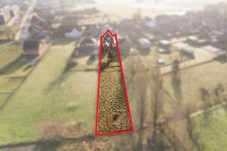 <p>Karaktervolle en degelijke villa met grote, zonnige tuin te Sint-Martens-Lierde.</p>
<p>Deze charmante open bebouwing is te renoveren maar biedt u een degelijke structuur en indeling met heel wat renovatiepotentieel.</p>
<p>De woning beschikt momenteel op het gelijkvloers over een inkomhal, kelder, leefruimte, keuken met aangrenzende eetplaats, 1 heel grote slaapkamer met badkamer en suite.</p>
<p>Op de eerste verdieping bevinden zich 2 ruime slaapkamers, enkele bergruimtes en een kleinere kamer die kan ingericht worden als dressing / badkamer / bureau…</p>
<p>Achter de woning treffen we nog een grote garage, tuinhuis en stalling. Ideaal als extra opbergruimte of hobbyruimte.</p>
<p>Dit alles op een perceel van 1655m² met een mooi groenzicht! Ideaal voor het houden van schapen, geiten, kippen, …</p>
<p>Renovatieplicht WEL van toepassing! EPC: 725 kWh – label F</p>
<p>[WgLk, Gvg, Gdv, Gvkr, Gvv]. G-score: A en P-score: B</p>
<p>Voor meer info of een bezoek: 0485/85.86.65 of info@vhvastgoed.be</p>
