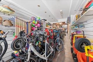 Op de Zeedijk van Zeebrugge bieden wij u dit veelzijdige handelspand aan met een netto oppervlakte van ca. 147 m². Het pand bestaat uit een gelijkvloerse handelsruimte met bureau en toiletten, In de kelder verdieping is er een ruime kelder aanwezig. <br />Troeven:<br />- ca. 147 m² bruikbare vloeroppervlakte winkelruimte en kelder. <br />- gelijkvloerse handelsruimte met uitbouw.<br />- mogelijkheid tot eigen gebruik of als aantrekkelijke investering.<br />- het pand is verhuurd .<br /><br />Dit pand biedt tal van mogelijkheden: of u nu op zoek bent naar een commerciële uitvalsbasis in op de Zeedijk van Zeebrugge, of een solide opbrengsteigendom met toekomstpotentieel, dit is een kans die u niet wil missen.