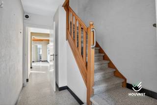 Dit pand ligt in het hartje van Roeselare, op een toplocatie met alle nodige voorzieningen in de nabijheid.<br />Het bevindt zich op een perceel van 257 m² met tuin en aangebouwde garage die doorgang geeft tot de tuin.<br />Op de gelijkvloerse verdieping bevinden zich de inkomhal, leef- en eetruimte, keuken, toilet, wasruimte, berging en toegang tot de kelder.<br />Op de eerste verdieping zijn er drie slaapkamers en de badkamer.<br />Op de tweede verdieping bevindt zich nog de zolderverdieping die momenteel nog niet is opgedaan.<br />De woning heeft EPC label F en is vrij van kostelijke asbestsaneringen.<br />De vraagprijs van deze woning is €199.000. Ieder bod wordt voorgelegd aan de eigenaar, die vrij is dit bod te aanvaarden.<br />Zoek je een woning met veel potentieel in Roeselare? Aarzel niet om contact met ons op te nemen voor een bezoek ter plaatse!<br /> 