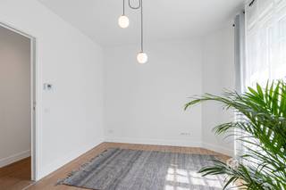 <p><span>Instapklaar appartement (73 m²) met 1 slaapkamer en tuin (17 m²) in Mortsel.</span></p><p><span>In een rustige eenrichtingsstraat in het centrum van Mortsel bevindt zich dit charmante appartement, dat deel uitmaakt van een karaktervol hoekgebouw met statige art deco-invloeden. Dankzij de centrale ligging woon je hier op wandelafstand van winkels, scholen en openbaar vervoer.</span></p><p><span>Het appartement is gelegen op de eerste verdieping van een kleinschalig gebouw met beperkte vaste kosten. Het dak is conform geïsoleerd en een extra troef is de privatieve inkomhal op het gelijkvloers, ideaal als praktische vestiaire voor jassen en schoenen.</span></p><p><span>Op de eerste verdieping loopt de gang centraal door het appartement en verbindt ze alle ruimtes. Verder beschikt het appartement over een aparte wc, een praktische berging/wasplaats en een verzorgd ingerichte badkamer (4 m²) met douchecabine en lavabomeubel.</span></p><p><span>De absolute blikvanger is zonder twijfel de lichtrijke leefruimte met open, volledig ingerichte keuken, goed voor een totale oppervlakte van 25 m². Dankzij de grote raampartijen geniet je hier van een aangename lichtinval en een gezellige sfeer. De volwaardige slaapkamer van 16 m² biedt voldoende ruimte en comfort.</span></p><p><span>De vaste kosten per maand bedragen €90 en omvatten privatief waterverbruik, syndicus, blokpolis & minuterie.</span></p><p><span>Tot slot beschik je nog over een privatieve kelderberging, een gemeenschappelijke overdekte fietsenstalling én een privatief stukje tuin van 17 m², een heerlijke extra om buiten te genieten.</span></p><p><span>Ben je op zoek naar een karaktervol en instapklaar appartement op een centrale locatie? Mis deze kans niet! Bewoonbare opp. 73 m² – ref.: bruto vloeropp. Voor meer info of een gratis schatting surf naar www.hansimmo.be</span></p><p><span> </span></p>