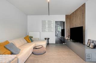 Instapklaar appartement van 91 m² met twee slaapkamers te Kontich! Via de inkomhal kom je binnen in de lichtrijke leefruimte met stenen vloer. Aansluitend bevindt zich de open, volledig geïnstalleerde keuken die is uitgerust met een koelkast, vriezer, kookvuur, dampkap, vaatwasser en tal van ingemaakte kasten. Vanuit de keuken heb je toegang tot het eerste terras, gelegen aan de voorzijde van het gebouw. Via de nachthal bereik je het apart gastentoilet, een ruime berging/wasruimte en de badkamer, die is voorzien van een ligbad met douchefunctie, lavabomeubel en handdoekdroger. De twee ruime slaapkamers geven beiden uit op het tweede, grote terras aan de achterzijde. Tot slot is er nog een ondergrondse autostaanplaats en kelderberging verplicht mee aan te kopen aan € 30.000,00 (exclusief vraagprijs). <br /><br />Extra: <br />- EPC-klasse B (-&gt; GEEN renovatieverplichting!) + AREI = conform<br />- €102/maand gemeenschappelijke kosten <br />- Niet gelegen in mogelijks of overstromingsgevoelig gebied, niet gelegen in afgebakend overstromingsgebied of afgebakende oeverzone, niet gelegen in risicozone overstromingen (P-score A, G-score A).<br /><br />Centraal gelegen met winkels, scholen, parkeermogelijkheden en ontspanning op wandelafstand. Voor meer info ga naar www.coenenvastgoed.be of bel 03/375.82.92