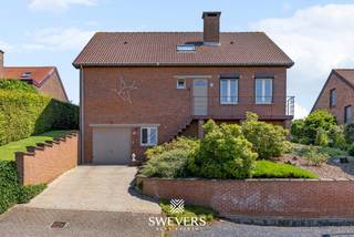 Voor meer info en foto’s, surf naar www.swevers.be – Op een rustige locatie in Tongeren-Borgloon, met een prachtig open groenzicht achteraan, vindt u deze ruime gezinswoning op een perceel van 8a 59ca. De woning, gebouwd in 1987, biedt een bewoonbare oppervlakte van 208 m² en een praktische indeling met drie slaapkamers. De lichtrijke woonkamer sluit aan op de vernieuwde keuken (2019), die rechtstreeks uitgeeft op het zonnige terras van ca. 40 m². Op het gelijkvloers bevinden zich verder een badkamer, gastentoilet, bijkeuken, berging en een ruime slaapkamer. Op de verdieping zijn nog twee volwaardige slaapkamers en meerdere zolderruimtes voorzien. De ruime kelder van ca. 70 m² beschikt over een inpandige garage, wasplaats, technische ruimte en verschillende bergingen. Extra comfort wordt geboden door zonnepanelen (2019), een thuisbatterij (voorzien in 2026), twee airco’s en een schouw voor een houtkachel. De zuidoostgerichte tuin van ca. 480 m² vormt een heerlijke plek om in alle rust van het buitenleven te genieten. Scholen, winkels, openbaar vervoer en ontspanning bevinden zich bovendien op korte afstand, waardoor u geniet van een rustige woonomgeving met een vlotte bereikbaarheid. Een ideale woning voor wie op zoek is naar ruimte, comfort en een groene omgeving. Voor meer informatie, bel 012 699 900. Bron bewoonbare oppervlakte: EPC – verslag.