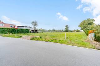 <p>Ruim perceel voor halfopen bebouwing te koop in een rustige straat nabij de dorpskern van Berlare.</p>

<p> </p>

<p>Dit bouwperceel biedt een uitstekende opportuniteit voor wie een halfopen bebouwing wil realiseren op een groot perceel in een aangename residentiële omgeving. De rustige ligging combineert vlot bereikbare voorzieningen met een groene omgeving vlak bij het Donkmeer en de omliggende Scheldemeersen. Dankzij de nabijheid van de dorpskern geniet u van winkels, scholen en openbaar vervoer op korte afstand. Een ideale locatie voor wie rustig wil wonen met veel buitenruimte en toch dicht bij alle dagelijkse faciliteiten wil blijven.</p>

<p> </p>

<p>Belangrijkste ruimtes:<br />• Zeer ruim bouwperceel geschikt voor een halfopen bebouwing<br />• Residentiële ligging in een rustige straat<br />• Vlotte verbinding naar het centrum van Berlare en omliggende gemeenten</p>

<p> </p>

<p>Troeven:<br />• Zeer groot perceel met veel mogelijkheden<br />• Rustige ligging nabij de dorpskern<br />• Korte afstand van Donkmeer en de Scheldemeersen</p>

<p> </p>

<p>Neem vandaag nog contact op met je ERA-makelaar voor meer informatie.</p>

<p> </p>

<p>JOUW DROOMGROND. ZO GEVONDEN!</p>