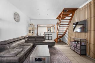 <br />Deze woning is gelegen in de Myosotisstraat te Gent, met een vlotte bereikbaarheid en een goede verbinding naar het stadscentrum. Winkels, scholen, openbaar vervoer en andere dagelijkse voorzieningen bevinden zich in de nabije omgeving, wat bijdraagt aan een aangenaam wooncomfort.<br /><br />Bij het betreden van de woning komt u via de inkomhal rechtstreeks terecht in de aangename leefruimte, die naadloos aansluit op de keuken. Aansluitend op de keuken bevindt zich een praktische en compacte berging, ideaal voor extra opslagruimte.<br /><br />Op de eerste verdieping vindt u een ruime slaapkamer en een badkamer, uitgerust met een toilet.<br /><br />De tweede verdieping biedt plaats aan een tweede slaapkamer en een bijkomende berging, die kan dienen als opslagruimte of dressing.<br /><br />Heeft u interesse in deze woning? Neem snel contact op via het nummer 0484 14 96 86 of via info@oko.immo.