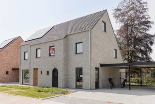 In de Jozef Verduynstraat in Ruddervoorde bouwt Danneels ruime energiezuinige gezinswoningen in stijlvolle architectuur. De woningen zijn ideaal gelegen; in een verkeersluwe straat in het centrum, dicht bij alle voorzieningen.<br /><br />Op het lot 7 bouwen we een fraaie halfopen bebouwing in hedendaags landelijke stijl. Met o.m. een open ingedeelde woonkamer, ingerichte eilandkeuken en badkamer, tuin met gezellig terras, 4 mooie slaapkamers, dressingruimte, oprit, carport, … vind je hier alles wat een gezin verlangt.<br /><br />Deze bijna-energieneutrale woning is uitgerust met een geothermische warmtepomp, zonnepanelen en een ventilatiesysteem met warmterecuperatie.<br /><br /><span>Danneels werkt jouw nieuwe woning sleutel-op-de-deur voor je af en jij kiest zelf jouw keuken- en badkamerinrichting en de vloer- en wandtegels bij onze partners. </span><br /><br /><span>De totaalprijs en de oplevertermijn liggen vooraf vast en jouw klantenbegeleider staat voor je klaar.</span><br />