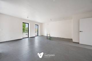 <p><span>Comfortabel appartement met ruim terras op de eerste verdieping.</span></p><p><span> </span></p><p><span>Dit appartement op de eerste verdieping biedt 82,75 m² aan comfortabele woonruimte en beschikt over 1 slaapkamer en een mooi terras van 11,66 m². De indeling is praktisch en aangenaam, waardoor het appartement perfect geschikt is voor alleenstaanden, koppels of investeerders. 6% BTW tarief mogelijk!</span></p><p><span> </span></p><p><span>De koper kan de keuken nog volledig personaliseren binnen het voorziene budget van 12.500 euro excl. btw. Zo krijgt het appartement meteen een persoonlijke toets.</span></p><p><span> </span></p><p><span>Met geothermische vloerverwarming en koeling, zonnepanelen, ventilatie D, aluminium ramen met dubbele beglazing en E-peil 10 geniet u hier van modern wooncomfort met lage energiekosten met vrijstelling van het KI in de eerste 5 jaar.</span></p><p><span> </span></p><p><span>Een slimme keuze voor wie centraal, energiezuinig en comfortabel wil wonen.</span></p><p><span> </span></p><p><span>6% Btw tarief mogelijk</span></p>