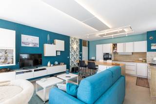 <p><strong>De Panne: gerenoveerd 2-slaapkamerappartement op enkele meters van de zee!</strong></p>

<p>Dit grotendeels gerenoveerde 2-slaapkamerappartement bevindt zich in Residentie Neptunus, op slechts enkele meters van de zee en de duinen, en op wandelafstand van het centrum van De Panne. De ideale ligging voor wie op zoek is naar een tweede verblijf, een investering met verhuurpotentieel of een vaste woonst. Dankzij de ruime indeling en de vele lichtinval is dit appartement geschikt voor diverse doeleinden en bovendien instapklaar!<br /> </p>

<p><strong>Indeling:</strong><br />Inkomhal, ruime en lichtrijke woonkamer met open leefkeuken en toegang tot een terras dat het appartement omringt, nachthal met toegang tot twee volwaardige slaapkamers, badkamer met inloopdouche en een apart toilet. Daarnaast beschikt het appartement over een privatieve kelder.<br /> </p>

<p><strong>Troeven:</strong></p>

<ul><li>Instapklaar en grotendeels gerenoveerd</li><li>Topligging vlak bij zee en duinen</li><li>Ruime en lichtrijke leefruimtes</li><li>Terras rondom het appartement</li><li>Ideaal als investering, tweede verblijf of vaste woonst</li></ul>

<p>Meer info of een exclusief bezoek inplannen? Contacteer ons.</p>