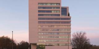 Nieuwbouwproject (2014) gelegen op het Technologiepark vlakbij de verkeerswisselaar in Zwijnaarde. Vlotte verbinding met R4, E40 en E17. Deze toren is vanuit Gent en omgeving perfect bereikbaar met zowel het openbaar vervoer, de auto of per fiets. Nog beperkte beschikbaarheden. Dit gebouw maakt deel uit van het technologiepark. Enkel bedrijven met een Research activiteit worden hier toegelaten. Beschikbaarheden op verdieping 7 en 8. Opsplitsbaar.