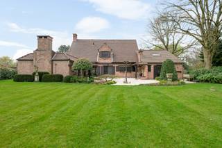 Gelegen op het einde van een doodlopende straat nabij het centrum van Schilde bevindt zich deze degelijke villa op een perceel van ca. 2.065m².De...
