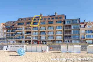 Subliem appartement op de zeedijk van De Haan, voorzien van alle comfort en luxe.Het appartement beslaat 3 volledige verdiepingen en werd volledig,...