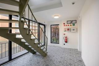 Dit prachtig gerenoveerde opbrengstpand bevindt zich op een rustige locatie in Heverlee. Het betreft een kleinschalige residentie met 10 luxueuze kamers met privé- sanitair en gemeenschappelijke buitenruimte. <br /><br />Dit mooie pand wordt in 2026 volledig vernieuwd en aangepast aan de hedendaagse eisen. En wordt verkocht met een EPC A! <br />Bijzonder zijn de kwalitatieve kamers, ruime gemeenschappelijke keuken en verschillende buitenruimtes. <br /> <br />Alle units beschikken over een privé-badkamer. Enkele units beschikken ook over een privé-tuin met tevens aan de achterzijde voor ieder toegankelijk een gemeenschappelijke buitenruimte. <br />Vooraan op het gelijkvloers vinden we de volledig uitgeruste gemeenschappelijke keuken. <br /> <br />De kamers wordt volledig gemeubeld verkocht. Ideaal voor eigen gebruik of als investering. <br /><br />Tot slot beschikt dit pand over een ruime kelder met fietsenstalling.<br /><br /> Nog 8 kamers beschikbaar.<br /> <br />Aarzel niet mij te contacteren voor verdere inlichtingen of voor een plaatsbezoek.