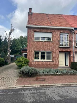 Halfopen bebouwing nabij centrum Geel. Rustig gelegen. Bestaande uit droge kelder, ruime living. Standaard keuken en badkamer. <br />Vaste trappen naar eerste verdieping en zolderkamer.<br />Op de eerste verdieping zijn er 3 slaapkamers. Op de zolderverdieping 1.<br />Goed onderhouden woning.<br />PVC ramen met hoogrendementsglas.<br />