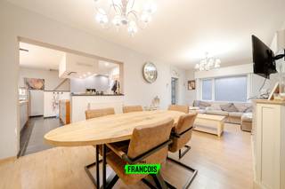 Op een centrale locatie in Leke bevindt zich deze verzorgde woning met drie slaapkamers. Dankzij de uitstekende ligging bevinden de omliggende gemeenten zoals Diksmuide en Koekelare zich op minder dan 10 minuten rijden. De oprit van de E40 bereikt u al na 6 minuten, en het centrum van Leke met diverse lokale handelaars ligt op fietsafstand.<br /><br />Bij binnenkomst treft u een inkomhal met toegang tot de lichtrijke leefruimte met eetplaats. Aansluitend bevindt zich de keuken, volledig uitgerust met alle comfort. Verder is er nog een extra ruimte die kan dienen als bureau of bijkomende eetplaats. Op de gelijkvloerse verdieping bevindt zich tevens de badkamer, voorzien van een inloopdouche, ligbad, dubbele wastafel en toilet.<br /><br />Op de eerste verdieping vindt u drie ruime slaapkamers en toegang tot de zolder, waar nog extra kamers kunnen worden ingericht.<br /><br />Buiten beschikt de woning over een praktisch bijgebouw met wasruimte, dat u geheel naar eigen smaak kunt inrichten.<br /><br />Bouwtechnisch verkeert de woning in uitstekende staat: ze beschikt over een EPC-label C, conforme elektriciteit en een asbestveilig attest. Ideaal dus voor wie op zoek is naar een instapklare woning zonder renovatiewerken.<br /><br />Bent u op zoek naar een instapklare woning in een rustige, centrale omgeving? Contacteer ons dan snel voor een bezoek!<br /><br />