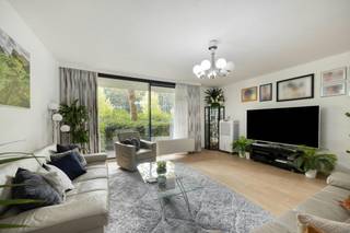 Idéalement situé au rez-de-chaussée du 11 Avenue des Pagodes, face à l'arrière du Palais Royal de Laeken, ce lumineux appartement de trois chambres offre un cadre de vie paisible. Ce bien de ± 160 m² se compose d'un hall d'entrée accueillant, d'un séjour baigné de lumière, d'une cuisine fonctionnelle, d'une salle de bain et d'un WC séparé. Le véritable atout de cet appartement est sa terrasse orientée vers la verdure de l'intérieur d'îlot. Une cave, un emplacement de parking privatif et un ascenseur dans l'immeuble complètent les prestations de cette rare opportunité dans un quartier résidentiel recherché de Bruxelles.<br /><br />L'appartement bénéficie en outre d'un ancien garage privatif de ± 30 m² (non inclus dans la superficie de 160 m²), actuellement aménagé en une 4ème chambre. Cet aménagement est vendu en situation d'infraction urbanistique (libre à l'acquéreur d'en demander la régularisation ou de lui rendre sa destination d'origine de garage. <br /><br />PRE-SALE : Prix de départ à partir de 385.000 €<br />Journée PRE-SALE : 15/10 à partir de 15h<br /><br />Le bien est proposé selon la formule Pre-sale. Le 15/10/2026 entre 15:00 et 17:30, vous pouvez visiter l'appartement sur rendez-vous et faire une offre. Le prix affiché est un prix indicatif. Pour plus d'informations, veuillez contacter le responsable du dossier.