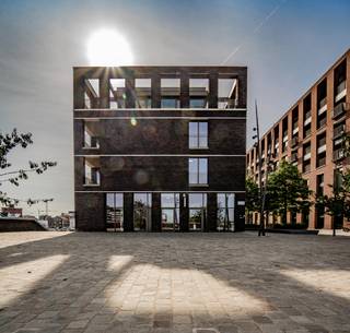 Ruim hoekappartement L20.204 in residentie Riverside (Quartier Bleu) ligt op de 2de verdieping en heeft een opp. van ca. 164 m². De grote raampartijen rondom tot op de grond geven de binnenruimtes een extra dimensie. Het appartement omvat een inkom met gastentoilet, berging, een badkamer met bad, extra douchekamer, apart toilet, 3 slaapkamers, leefruimte met open keuken. Grote raampartijen geven uit op het terras (12m²). Van op het terras heb je een prachtig zicht op de jachthaven.<br /><br />Het appartement is voorzien van vloerverwarming en warmtepomp! <span>Het app. is voorzoen van vloerverwarming, warmtepomp en handdoekradiator.<br />Bij elk app. hoort een ondergrondse autostaanplaats en/of garagebox. Deze dient apart bij aangekocht te worden. Verder kun je een kelderberging of oplaadpunt bijkopen.</span><br /><br /><span>Vrije keuze bij verschillende leveranciers voor de binnen afwerking (vloertegels, badkamer &amp; keuken, etc.).<br />Meer info? Contacteer onze sales consultants Inge Vancluysen of Marisa Marasco op het nr. 011 41 33 23.</span>