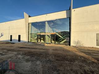 Op een strategische locatie in Evergem bevindt zich dit gloednieuwe bedrijfsgebouw met een oppervlakte van 623 m². De opslagruimte beschikt over...