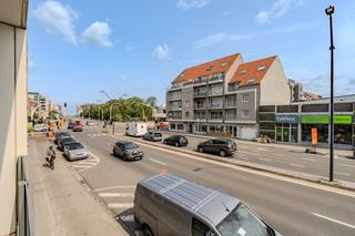 Dit instapklaar appartement te koop is gelegen op de tweede verdieping van Residentie "Het Zomerhuis" gelegen langs de Elisabethlaan te Oostende. Dit vastgoed is een uitstekende investering, gezien het actueel verhuurd is en direct rendement biedt.Indeling: - inkomhal- lichtrijke leefruimte - open keuken uitgerust met een spoeltafel, keramische kookplaat, combi-oven, vaatwas en frigo met vriesvakje- berging voorzien van aansluiting voor wasmachine- badkamer met ligbad en badkamermeubel met spiegelkast- slaapkamer 1 - slaapkamer 2- afzonderlijk toilet Bovendien kan u gebruik maken van de gemeenschappelijke fietsenberging in het gebouw. Actueel verhuurd sinds 1 februari 2013.Pluspunten:- lichtrijk appartement- perfect onderhouden - ideale investering (huurder verblijf er al meer dan 10 jaar!)- centrale ligging- EPC label A! Op zoek naar een een ideale optie voor permanente bewoning, een tweede verblijf of als een direct renderende investering te Oostende? Contacteer ons snel!