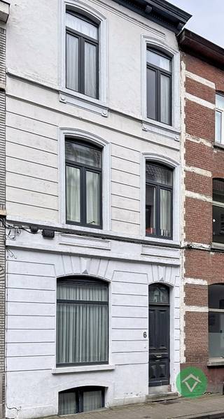 Op zoek naar ruimte, licht en comfort op een uitstekende locatie? Deze verrassend ruime woning combineert karakter met hedendaags wooncomfort en is ideaal voor gezinnen of wie graag ruim woont.<br />Bij het binnenkomen wordt u verwelkomd in de inkomhall met trappenhal, die als centrale spil van de woning fungeert en zorgt voor een overzichtelijke indeling.<br />De leefruimte kan eenvoudig opgesplitst worden in een gezellige zit- en eetruimte en wordt extra gekenmerkt door twee authentieke schouwen en een warme parketvloer. Aansluitend bevindt zich de aparte keuken met eetplaats, voorzien van elektrische toestellen. Op het gelijkvloers vindt u tevens een badkamer met douche, lavabo en toilet. De zuidgerichte koer (ca. 25 m²) is onderhoudsvriendelijk en biedt een rustige plek om te genieten of te barbecueën. Daarnaast is er een overdekte fietsenstalling en een praktische berging aansluitend aan de buitenruimte.<br /> <br />Indeling verdiepingen:<br /> <br />Op de eerste verdieping bevindt zich een ruime slaapkamer en een grote badkamer uitgerust met douche, dubbele lavabo en toilet.<br />De tweede verdieping telt twee volwaardige slaapkamers.<br />Op de derde verdieping vindt u 1 extra ruime slaapkamer met dakvenster, genietend van veel lichtinval en volledige privacy.<br /> <br />Extra troef is de ingerichte kelder met natuurlijk licht, ideaal als hobbyruimte of extra opslag.<br /> <br />Troeven:<br />• 4 volwaardige slaapkamers + bureaumogelijkheid<br />• Op elke slaapkamer lavabo met warm en koud water<br />• Lichtrijke woning met hoge plafonds<br />• Parketvloeren in leefruimte en slaapkamers/onderhoudsvriendelijke vloertegels in de inkom en de keuken<br />• Overzichtelijke indeling via centrale trappenhal<br />• Energiezuinig: EPC B<br />• Dubbele beglazing, alle vensters kunnen draaien en kippen<br />° Asbestvrij nieuw onder - en bovendak<br />• Condensatiegasketel – gekeurd<br />• Elektriciteit conform<br />• Asbestveilig<br />• Centrale verwarming in volledige woning (incl. kelder)<br />• Zuidgerichte, onderhoudsvriendelijke koer<br />• Overdekte fietsenstalling + berging<br />° Autoparking om de hoek<br /> <br />Ligging<br /> <br />Gelegen op een centrale, maar rustige locatie met uitstekende bereikbaarheid (mobiscore 94%).<br />Op korte fiets of wandelafstand van winkels (lidl, carrefour, delhaize,...), scholen (basis-, kleuter-, volwassen-,faculteiten), bakker, slager, apotheek, banken, openbaar vervoer en belangrijke invalswegen/autostrade. Daarnaast bevindt u zich vlakbij de Coupure, Blaarmeersen en de Watersportbaan — ideaal voor wie houdt van ontspanning en sport. <br />Een woning met ruimte, licht en een uitstekende ligging — perfect als gezinswoning of investering.<br /> <br />Interesse? Contacteer Vastgoed Sinnaeve voor een bezoek.