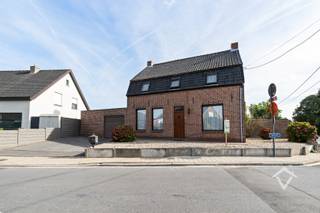 Deze prachtige woning is gelegen in Lichtervelde ('t Haantje) waar vroeger een herberg stond. Dit op een uiterst centrale, gunstige ligging. De kern, het station, vele voedingszaken alsook ontspanningsmogelijkheden zijn op wandelafstand gelegen. Zijn vlotte verbinding naar de autosnelweg is ook één extra troef. Mobiliteitsscore: (8/10)!<br /><br />De indeling is als volgt: Oprit met plaats voor 2 wagens en voortuin - inkomhal - living - aparte keuken met eetplaats - droge kelder - badkamer met ligbad, meubel en toilet - aansluitende wasberging - veranda - charmante, aangelegde tuin - werkruimte - voldoende achterliggende bergruimten - cottage/mancave als hobby/zitruimte - ruime garage. <br />Verdiep 1: nachthal - 4 volwaardige slaapkamers - toegang met trap tot de geïsoleerde zolder. <br /><br />De woning beschikt over 10 zonnepanelen, pelletkachels en twee airco's!<br /><br />Troeven:<br />- Gunstige ligging<br />- Geen renovatieverplichting<br />- Zonnepanelen aanwezig<br /><br />Kortom, deze woning in Lichtervelde biedt alle comfort en ruimte die je nodig hebt voor een aangenaam verblijf. Met zijn authentieke uitstraling en ruime tuin is het de ideale plek om thuis te komen.<br /><br />Contacteer ons vandaag nog voor uw bezoek ter plaatse!