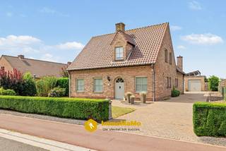 Op zoek naar een ruime, energiezuinige woning met een prachtige tuin én uitzonderlijk veel praktische ruimte?<br />In de Koning Albertlaan 113 te Lochristi vindt u deze charmante open bebouwing met een bewoonbare oppervlakte van maar liefst 223 m², gelegen op een mooi perceel van 1.000 m². Een ideale gezinswoning waar ruimte, licht en functionaliteit centraal staan.<br />Via de ruime inkomhal met afzonderlijke vestiaire en gastentoilet krijgt u toegang tot de badkamer en de bijzonder ruime leef- en eetkamer. De grote raampartijen zorgen hier voor een overvloed aan natuurlijk licht en een aangenaam contact met de tuin. Aansluitend bevindt zich de praktische keuken met centraal eiland. Verder beschikt het gelijkvloers over een zeer ruime technische/opslagberging en een afzonderlijke wasplaats met technieken.<br />Op de eerste verdieping bevinden zich 3 zeer ruime slaapkamers en een aparte strijkkamer/bureauruimte. Bovendien biedt de woning nog de mogelijkheid om een 4e slaapkamer of een 2e badkamer te creëren, waardoor ze eenvoudig kan meegroeien met de behoeften van haar nieuwe bewoners.<br />Ook buiten heeft deze eigendom heel wat te bieden. De mooie tuin met zonnig terras en zonneluifel vormt een heerlijke plek om in alle rust van het buitenleven te genieten. De ruime oprit leidt naar een uitzonderlijk groot garagegebouw met dubbele poorten, geschikt voor meerdere wagens maar eveneens ideaal als atelier, werkplaats of hobbyruimte voor vrije beroepers. Aansluitend is er nog een open opslagruimte/carport voorzien.<br />Ook op energetisch vlak scoort de woning sterk. Het huidige EPC bedraagt 141 kWh/(m² jaar), goed voor label B, en vermeldt reeds zonnepanelen en een zonneboiler. Na de opmaak van het EPC werd er bovendien nog een nieuwe HR-mazoutketel en thuisbatterij geplaatst.<br />Kortom, een bijzonder prachtige eigendom voor wie royaal wil wonen en tegelijk op zoek is naar veel garage-, werk- en opslagruimte op een mooi perceel en een gekende toplocatie in Lochristi.<br />Voor meer informatie of een bezoek ter plaatse neemt u best contact op met onze dossierverantwoordelijke Lansan via 0470 67 66 17 of lansan@immomamo.be.<br />Bezoekdag: 22/08 - enkel op afspraak.