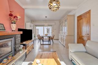 Discover this ready-to-move-in, semi-open 4-bedroom house in a prime location in Waregem.Perfectly located near the bustling center and with an...